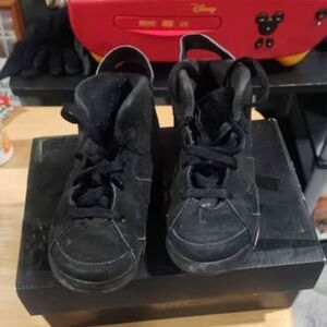 Jordan's 6 Retro Black size 10 C